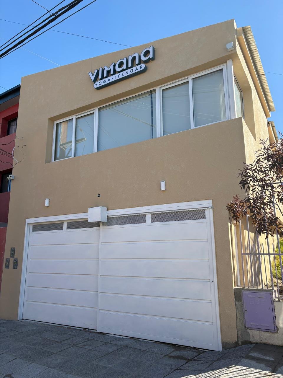 Fachada de Vimana Yoga Iyengar en Río Bermejo 880, Neuquén